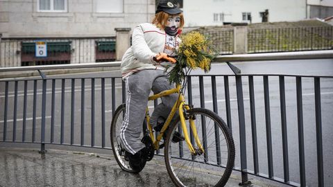 Ribadavia se llena de mecos. En el cruce de O Carballi�o, con bicicleta