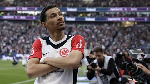El francés Hugo Ekitike celebrando un gol con el Eintracht de Fráncfort