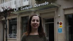Cristina G�mez, frente al hotel Carr�s, donde duerme por miedo a contagiar a su padre