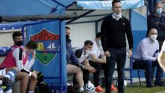 Cristian P�rez en el banquillo de Barra�a en un partido de esta temporada