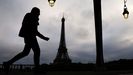 Un hombre camina por Pars, cerca de la Torre Eiffel