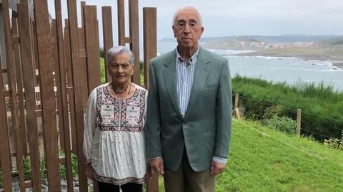 Manuel Cancela en el parador de Muxía con su esposa Carmen Sánchez Vilas