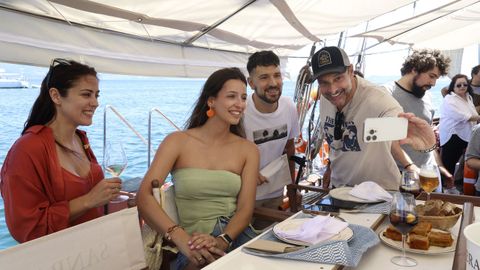 Roberto Vilar se hace un selfie con su grupo de amigos