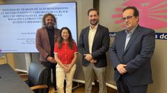 De izquierda a  derecha, Jakson Renner Rodrigues Soares, Mar�a Dolores Fern�ndez S�nchez, Javier Monta��s S�nchez y Mois�s Alberto Garc�a N��ez, en el aula magna de la facultad