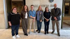 Encarna Amigo,�portavoz popular de Sanidad (tercera por la derecha), con representantes de los enfermeros.