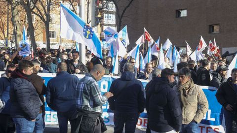 Pescadores participan,  en Madrid, en una manifestaci�n convocada por la Federaci�n Nacional de Cofrad�as Pesqueras (FNCP), parte del paro en los puertos para protestar contra el nuevo reglamento de control de la Uni�n Europea