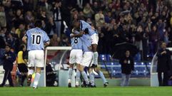 Karpin celebra uno de sus tres goles junto a sus compa�eros.