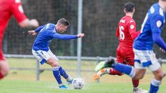 Sandoval golpea un bal�n en el Vetusta-Cultural