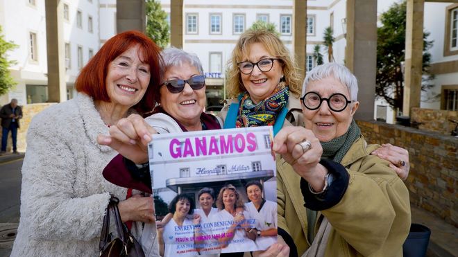 Encarna Mar&iacute;n, Concha P&eacute;rez Pan, Rosa Abad y Pilar Oviedo, del antiguo Hospital Militar (hoy Abente y Lago), en el que trabajaban y por el que abanderaron una batalla ciudadana durante m&aacute;s de un lustro para evitar su cierre. En sus manos, una imagen de ellas cuando Defensa, finalmente, accedi&oacute; en 1995 a traspasarlo al Sergas por 7,3 millones de euros.