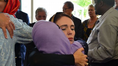 La primera ministra de Nueva Zelanda da el p�same a una mujer musulana tras el atentado en dos mezquitas