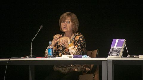 PRESENTACION DEL LIBRO IRMANDIAS, DE AURORA MARCO, EN RIANXO, EN EL ACTO MENSUAL DE BARBANTIA