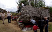 Los fieles se lavan en Penadauga o frotan su espalda, atribuy�ndose poderes curativos a la santa.