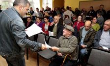 La reuni�n de los vecinos se celebr� en la antigua escuela de Mira. 