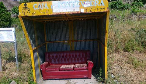 Comodidad, ante todo para esperar el bus. En  Aldea de Abaixo (Crecente, Pontevedra), se instal� hace a�os un tresillo para aguardar por  el autocar. El sol, cuando aprieta en A Veiga (A Bola, Ourense), hace necesaria una persiana...
