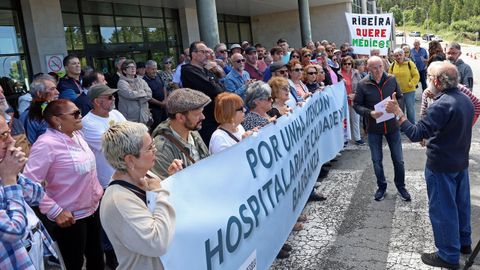 La protesta por las listas de espera tuvo lugar delante de la puerta del hospital de Barbanza