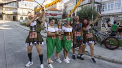 Participantes en la Milla Medieval de Corcubi�n, ayer tras recoger sus dorsales. La actividad se organiz� como antesala al Mercado