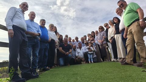 El homenajeado y su familia con compaero que asistieron a la comida