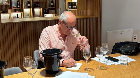 Pedro Ballesteros durante la cata.
