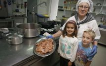 En la cocina del colegio se elaboran cada d�a 200 men�s para ni�os de A Lomba y el Anexo. 