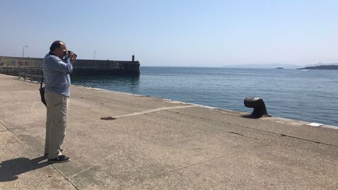 Los asturianos disfrutan del sol en la playa de Luanco