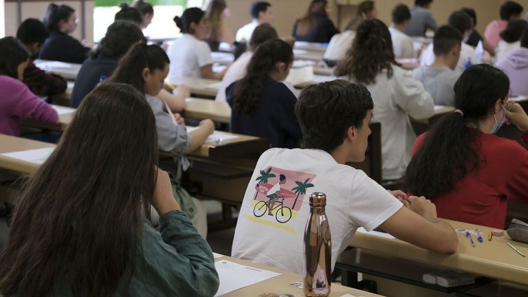 Alumnos se examinan de la EBAU en el campus del Mil�n. ARCHIVO