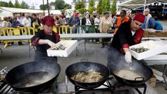 Miles de personas disfrutan en Sig�eiro de la Festa da Troita