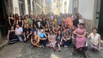 Los asistentes a la celebraci�n por los 25 a�os de Xornalismo en el exterior de la Sala Riquela, donde tuvo lugar el reencuentro