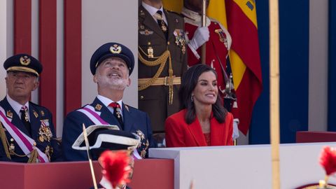 Los Reyes Don Felipe y Doa Letizia durante el desfile militar
