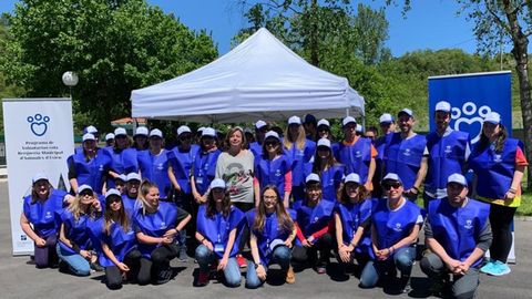 Ana Taboada junto a los voluntarios del albergue de animales