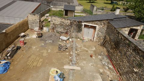 En primer plano, a la izquierda la zona de aparcamiento, a la derecha una de las parcelas y su merendero, m�s a la izquierda otra caba�a de la parcela superior, mientras que en segundo plano se encuentran los tres espacios restantes