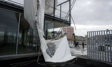 La carpa que arrastr� a la fallecida qued� completamente destrozada al cesar el viento. 