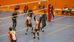 El Voleibol Dumbr�a, en un encuentro anterior en O Conco
