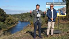 El presidente de la Diputaci�n Luis L�pez con la recreaci�n del puente peatonal