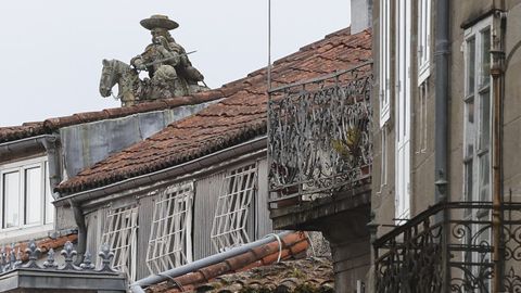 Imagen de San Marti&ntilde;o sobre los tejados de Santiago