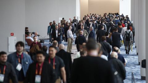 Asistentes se renen en el Saln Internacional de la Electrnica 2023 en Las Vegas, la mayor feria anual de tecnologa de consumo del mundo