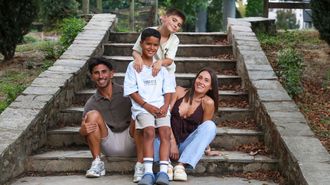Marta y Adri�n debutaron este a�o como familia de acogida de Brahim; en la imagen, posan junto al hijo de Marta.