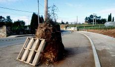Un poste en medio de la carretera tras la ampliaci�n de la v�a.