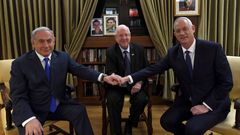 Benjam�n Netanyahu y Benny Grantz se dan la mano frente al presidente Rivlin 
