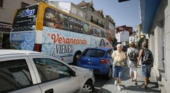El Grobus, como ha sido bautizado este transporte, realiz� ayer sus primeros recorridos por las calles de O Grove. 