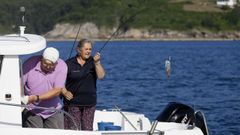 Dos aficionados�pescando calamares (una de las especies que no ser� necesario declarar) en la r�a de Viveiro, en mayo del 2023.