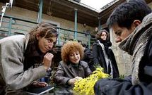 La directora Laura G�rdos, izquierda, durante el rodaje de �Anos despois� en Cartelle.