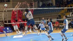 Ca�ate, uno de los destacados, remata ante la oposici�n de tres jugadores del equipo lucense.