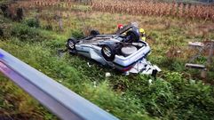 El vecino de Vilanova se sali� de la v�a por la margen derecha, subi� por el guardarra�l y acab� volcado en un prado.