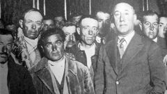 El político socialista Teodomiro Menéndez, en primer plano a la derecha, junto a mineros asturianos