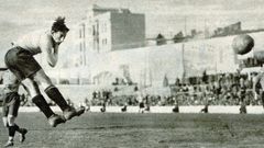 Un remate de cabeza de Isidro Lngara en el partido entre Espaa y Castilla el 28 de febrero de 1934