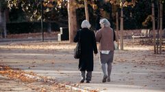 Dos mujeres, caminando por un parque en Madrid