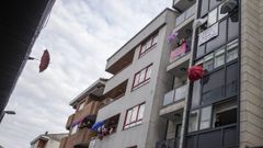 Los vecinos de la calle Goya, en O Couto, animan el barrio con marionetas desde las ventanas