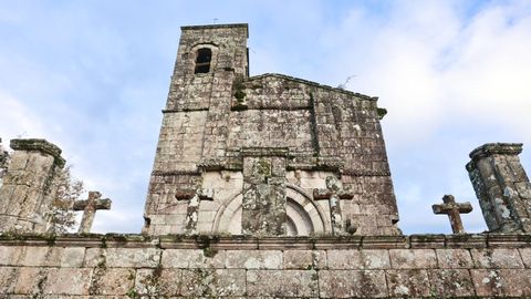 Iglesia de Barbadelo, que conserva la torre original y las portadas romnicas