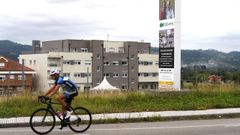 Un ciclista pasa por delante de la residencia geritrica Calidad Residencial en El Berrn, concejo de Siero, Asturias