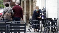 Terraza de una cafeter�a en la plaza de la compa��a de Monforte